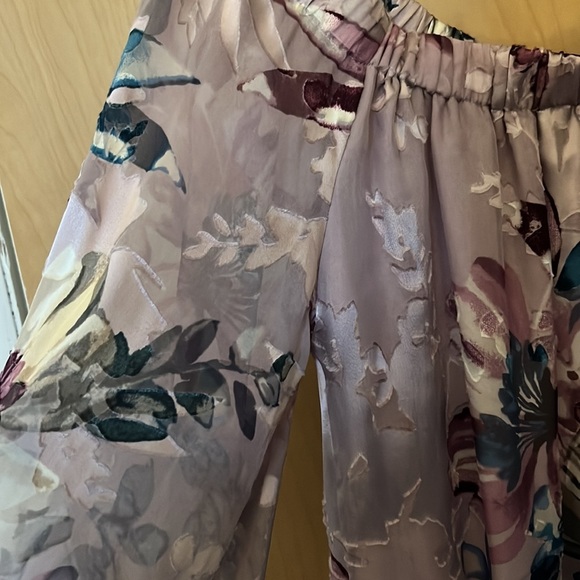 NWOT Off the shoulder floral top - Picture 2 of 2